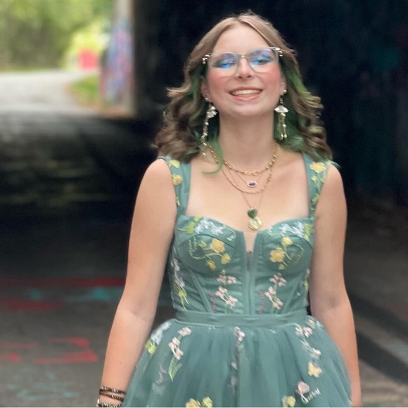 Meet your Posher, Addison - Picture 1 of 1